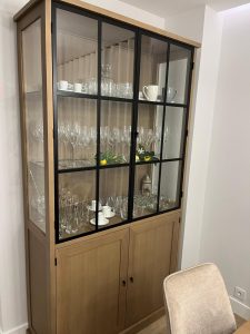 Vitrina a medida con estructura de madera y puertas de cristal