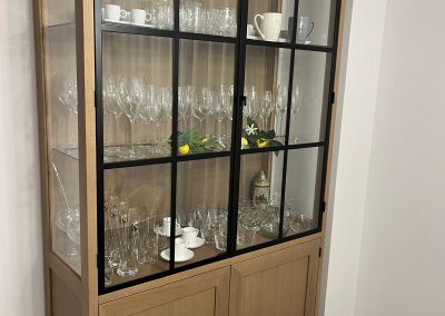 Vitrina a medida con estructura de madera y puertas de cristal