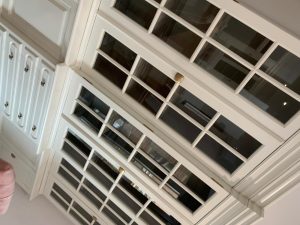 Librería a medida con puertas de cristal y estructura de madera