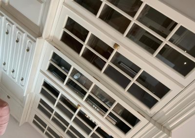 Librería a medida con puertas de cristal y estructura de madera