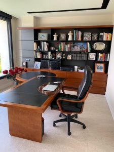 Librería a medida para despacho en Madrid con escritorio integrado