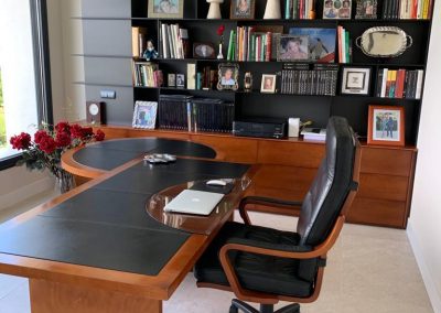 Librería a medida para despacho en Madrid con escritorio integrado