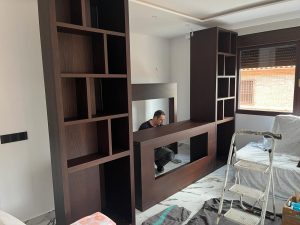 Librería a medida en madera con espacio para televisión