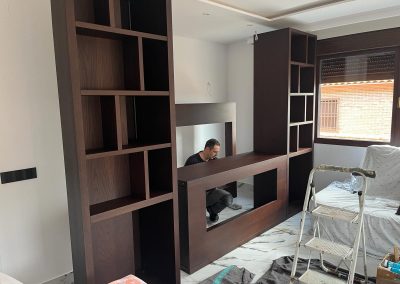 Librería a medida en madera con espacio para televisión