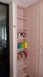 Librería a medida estrecha aprovechando hueco junto a armario