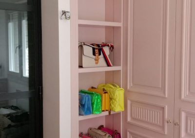 Librería a medida estrecha aprovechando hueco junto a armario