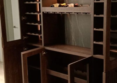 Librería a medida tipo vinoteca con estantes para botellas