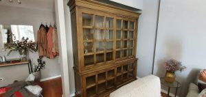 Librería clásica a medida en madera con vitrinas y armarios inferiores