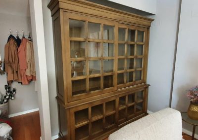 Librería clásica a medida en madera con vitrinas y armarios inferiores