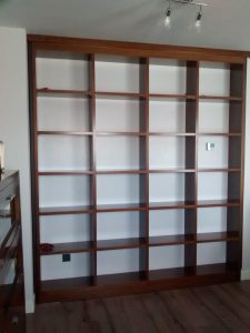 Librería clásica a medida en madera oscura con estantes regulares