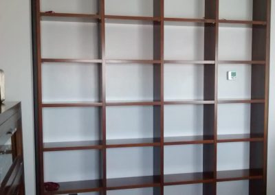 Librería clásica a medida en madera oscura con estantes regulares